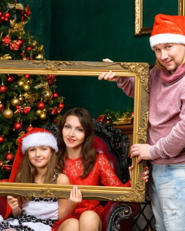 De ce fotografiile de Crăciun arată diferit în jurul unui brad realist